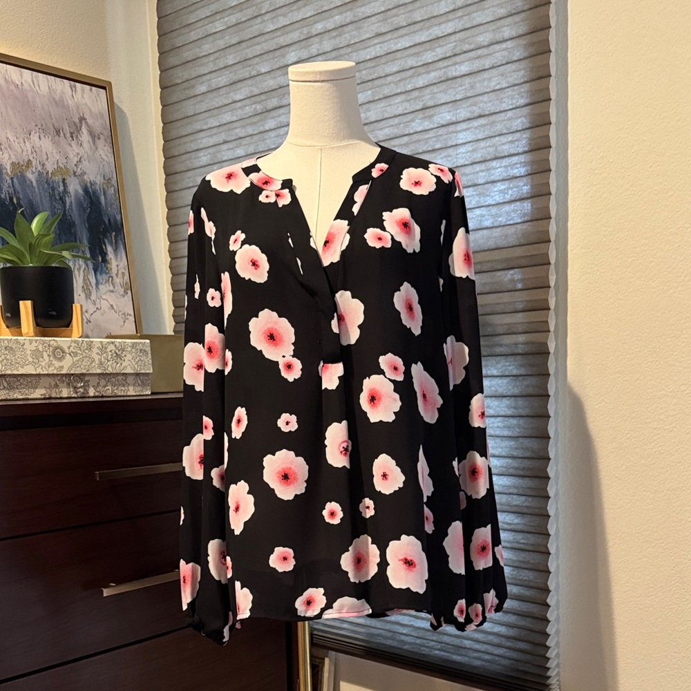 Woman's Chelsea & Theodore Black and Pink Floral Blouse. Size L